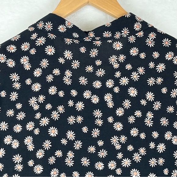 American Eagle Cropped Floral Black & Cream Button-Up Women's Blouse Size Medium - Picture 4 of 10